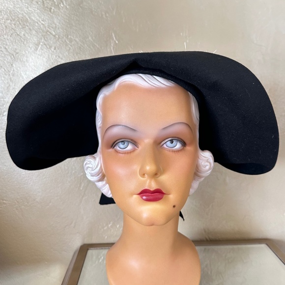 IRRESISTIBLE 1930s\' BLACK FELT WIDE BRIM HAT WITH WHITE OSTRICH FEATHER main image 4